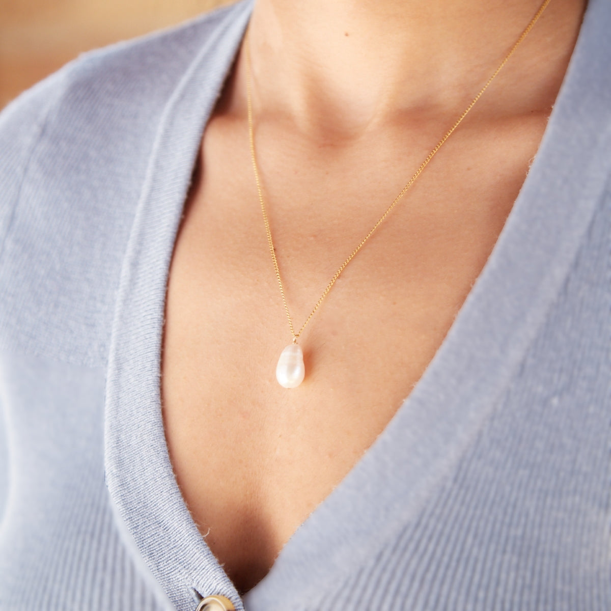 Model wearing baroque pearl short gold necklace